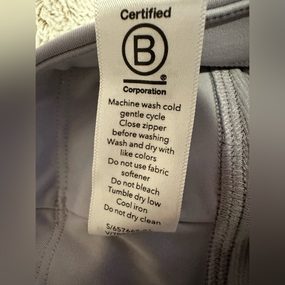 Athleta Run With It Textured 3.5" Shorts Size Small - Picture 8 of 16